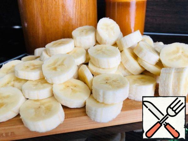 Bananas are cleaned and cut into circles. Put the sliced bananas in the refrigerator for 2-3 hours. (we do this so that the finished dessert has fewer ice crystals)