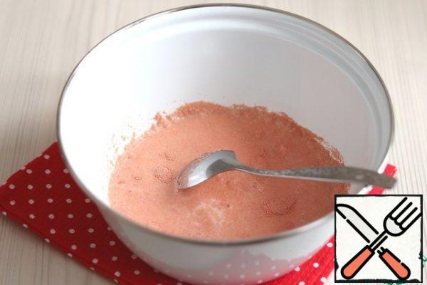 Add the milk (200 ml) to the bowl. Heat the milk slightly, add 1 tablespoon of sugar, add yeast (10 gr.) in the recipe, special yeast was used for muffins, which have a slightly pinkish tinge.