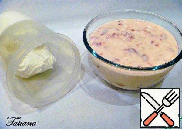 Whisk the cold cream into a stable mass. In the whipped cream, mix a few spoonfuls of yogurt ( in this state, the cream will more easily interfere with the yogurt with gelatin).