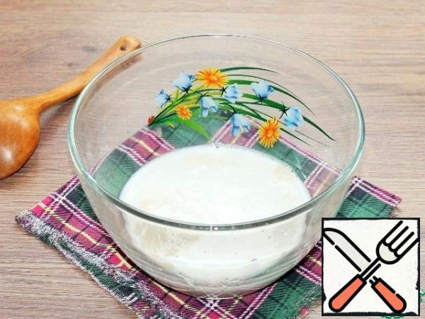 Prepare the sourdough. Mix 2 tbsp wheat flour with sugar (1 tbsp) and yeast. Add 50 ml of warm water and mix. Put a bowl of sourdough in a warm place until the foam cap appears.