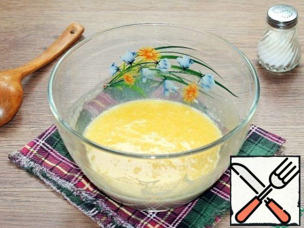 Prepare the dough. Melt the butter in warm milk. Add 1 tbsp of sugar, vanilla sugar and sourdough.