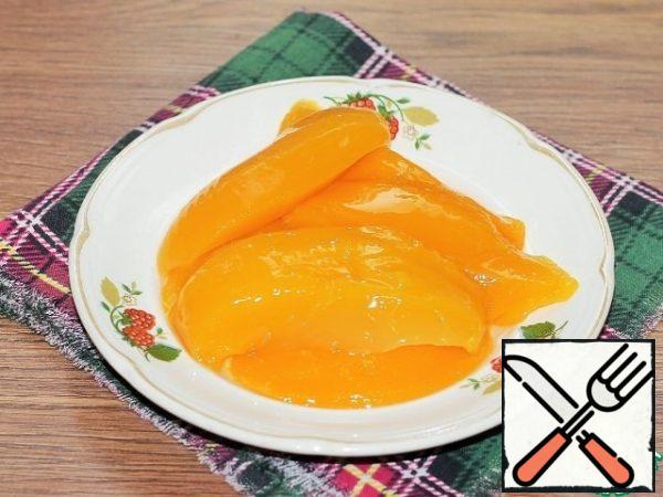 Prepare the filling. Canned mango without liquid spread in a sieve and let the excess liquid drain.