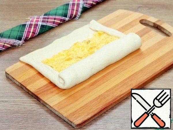 Fold the dough layer into a roll.