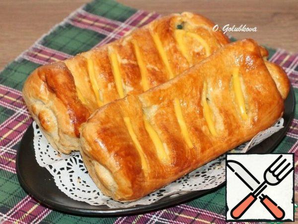 Then I switch the oven temperature to 180 C and bake the pies until a beautiful crust, 35 minutes. Grease the pies with yolk, whipped with 1 tbsp milk and a pinch of sugar, and for 5 minutes, brown in the oven.
