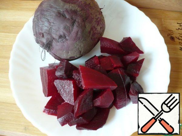 Boil the young beets, cool and cut into pieces.