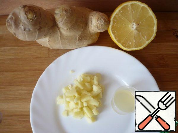 Wash, peel and slice the ginger. Squeeze the juice from the lemon.