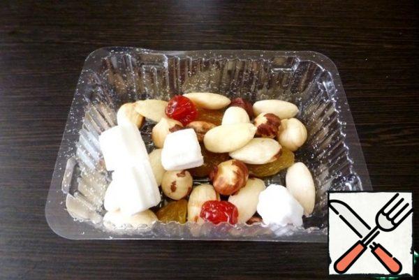 Pour boiling water over the almonds and leave for 15 minutes, then remove the skin. Dry the hazelnuts in the microwave and remove the brown skin. Wash the raisins and dried cherries and dry them with a paper towel. Peel the pistachios.
I made dessert in plastic cookie boxes, size 9 by 6 cm. I distributed the filler into two such boxes.