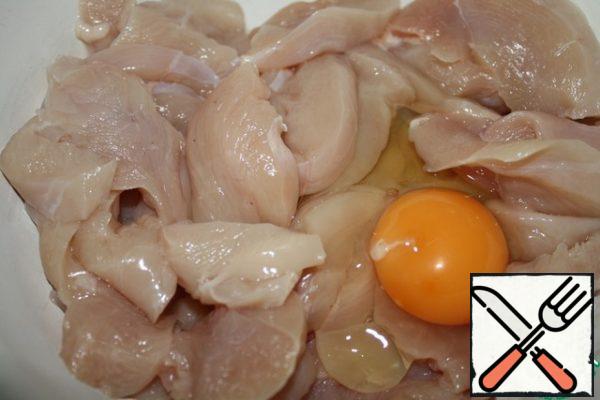 Cut the chicken breast into pieces about 1 cm thick.
Mix well with the egg and add 2 tsp of starch.