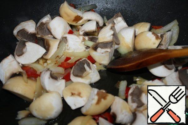 Pour the oil into another pan after frying the meat. Or Vice versa, pour the oil from the pan and add the vegetables.
Fry on high heat for about 5 minutes.
