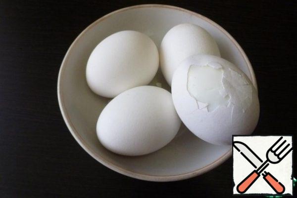 Cook the desired amount of chicken eggs hard-boiled and cool in cold water. Peel off the shell. Cut in half and remove the yolk.

This amount of ingredients for the filling is enough to stuff 3-4 eggs.