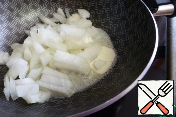 Cut the onion and fry in butter until transparent, about 2 minutes.