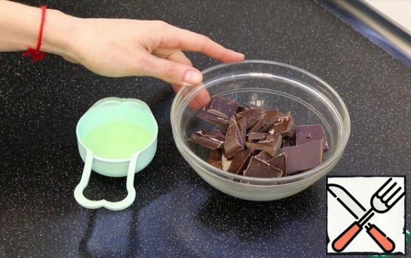When the time is up, I'll make the chocolate frosting.
It will require:
Dark chocolate, I have a cocoa content of 50%.
Vegetable oil without smell.