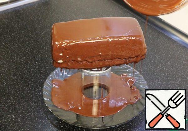 Do not worry that there is so much chocolate for the glaze, most of it will remain and it can be used in the future.