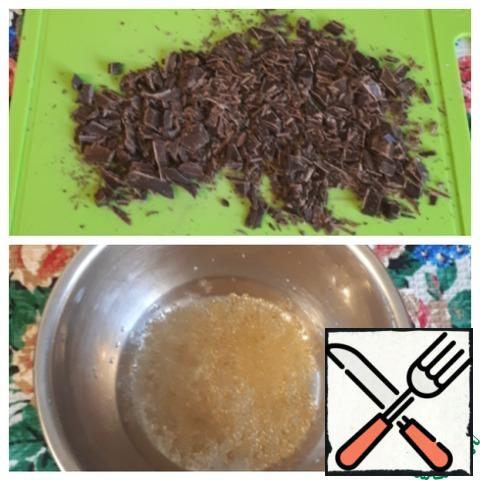 Prepare the chocolate and gelatin. Chop the dark chocolate with a knife, fill the gelatin with cold water and leave to swell for 20 minutes.