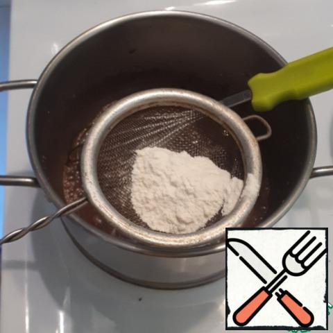 Sift the flour into the cream and chocolate, mix and warm until the mixture thickens.