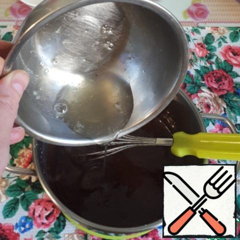 Swollen gelatin dissolve in a water bath and add to the chocolate mixture, mix well.