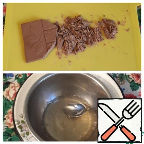 After the chocolate jelly has frozen, you can start cooking caramel. All the steps for cooking are repeated, but instead of dark, I took caramel chocolate. If you do not have such chocolate, then take white or milk.