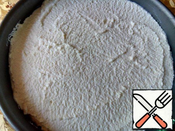 Put the curd mass in the form and level. I usually bake either in a round shape with a diameter of 22 cm, or in a rectangular shape with a size of 18x25.Put the form in the oven, preheated to 160°C, and cook for about 25-30 minutes.