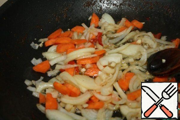 Cut the onion and carrot into half rings.
Pour the oil after roasting the eggplant, potatoes and meatballs and fry the onions and carrots at a minimum of oil, adding a pinch of sugar.
Fry for about 5 minutes.