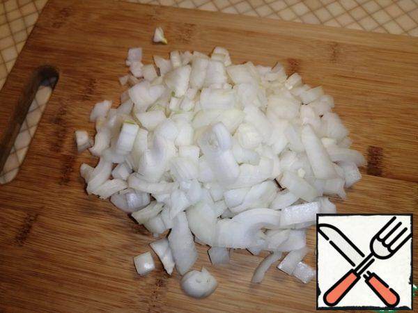 Cut the onion into small cubes.
