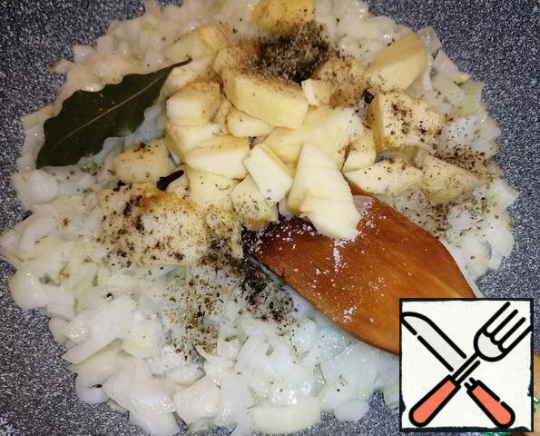 In a preheated pan, melt the butter. Pour out the onion and fry for 2 minutes. Dice the peeled Apple from the skin, add to the onion. Add Bay leaf, allspice, cloves, marjoram, salt and pepper to taste. Fry over low heat, occasionally adding water, until the onion is Golden and the Apple is soft.