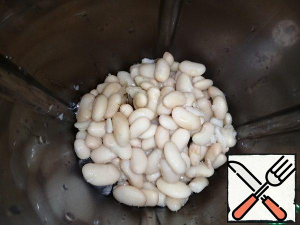 Twist the white beans in a blender with soy sauce.