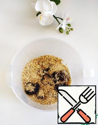 Remove the seeds from the dates. In a bowl, combine all the ingredients for tartlets: dates, air buckwheat, almonds, lemon juice. Chop into fine crumbs with a blender.