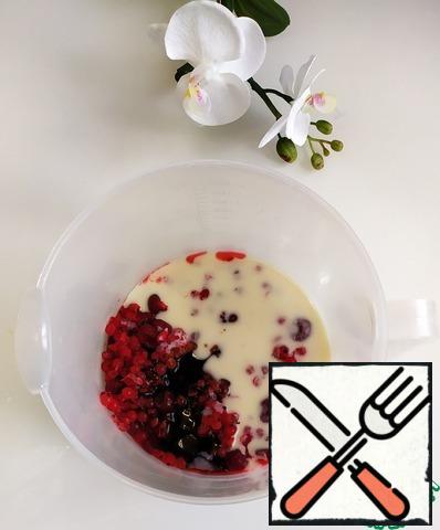 In a bowl, combine all the ingredients for the cream: berries (I have cherries and currants), date syrup, coconut paste. Puree with a blender.