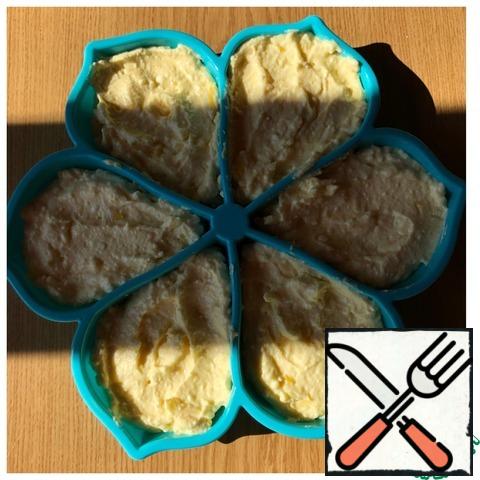 Put the curd mass in the molds and send it to the oven at 180 g for 20-30 minutes, depending on the size of the forms. When the top of the cheesecakes is browned, they are ready. Allow to cool and remove from the molds.
