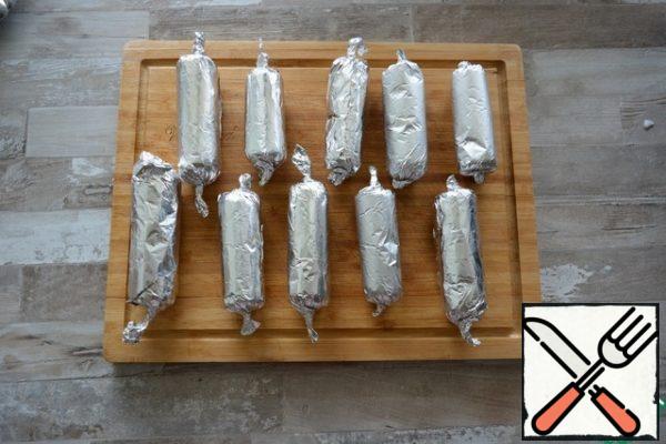 Wrap each roll tightly in foil and wrap the edges like "candy".
Bring the water to a boil in a saucepan, boil the rolls straight in foil for about 10 minutes. Then remove from the water, allow to cool to room temperature, and put in the refrigerator overnight to allow the rolls to cool completely, fix the shape, and soak in salt and spices.