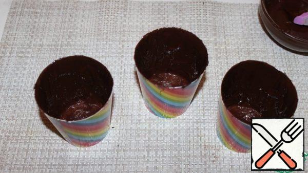 Inside, cover the cups with chocolate. Remove to the refrigerator for 30 minutes. Once again cover with chocolate and put in the refrigerator for another 30 minutes.