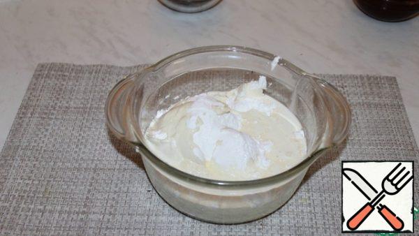 Preparing the cream. In the curd cheese, add powdered sugar to taste and cream.