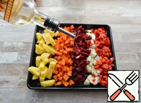 The number of vegetables is approximate, I did not weigh it. Cut the vegetables randomly, put them on a baking sheet, drizzle with olive oil and sprinkle with a mixture of peppers. Cut the carrots and beets smaller so that they are baked together with the rest of the vegetables