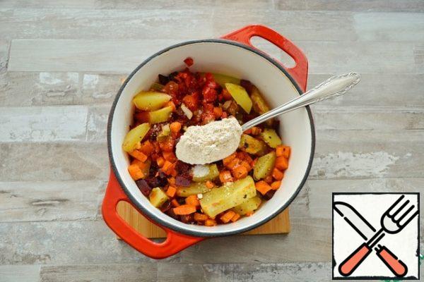 Put the vegetables in a saucepan, add a spoonful of oatmeal and pour boiling water from the kettle. Instead of water, you can take broth, it will be tastier and more satisfying. But that was what I wanted vegetable soup, so I used water