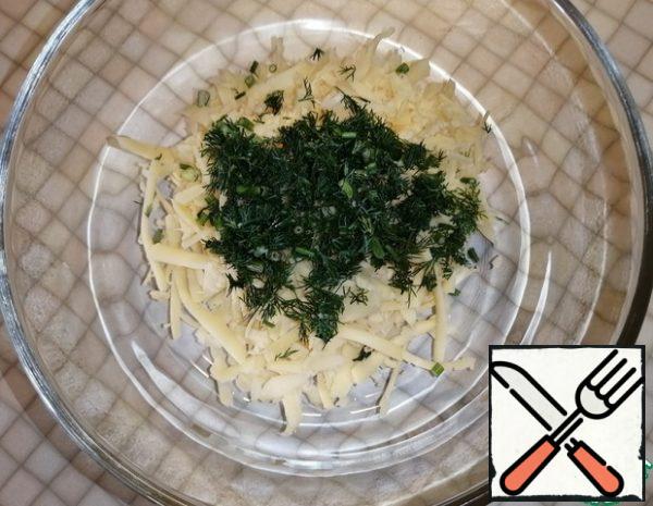 Mix the grated cheese and chopped dill in a bowl.
