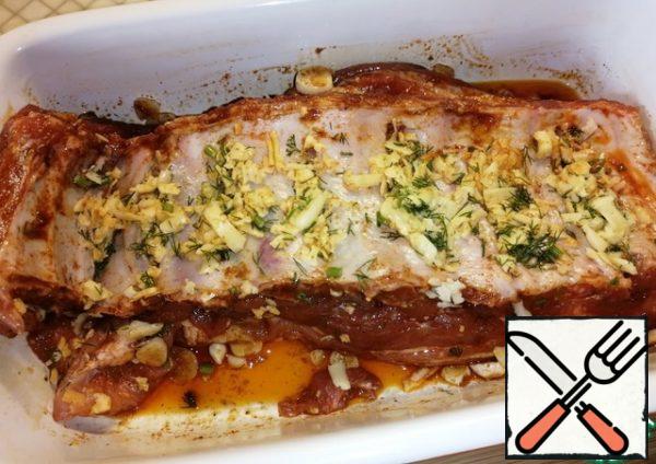 Transfer the ribs to a baking dish. Make deep cuts between the bones and stuff with cheese and dill. Cover the form with ribs with foil.