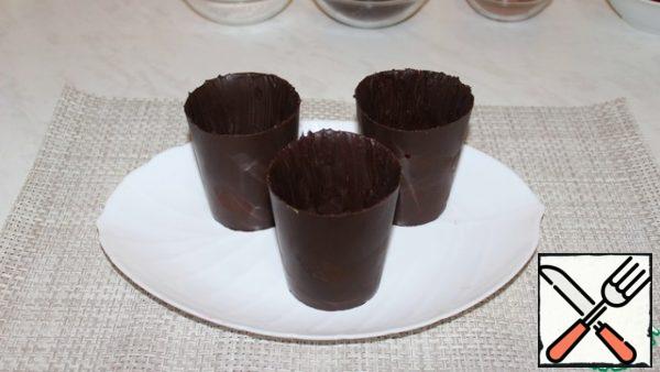 Carefully remove the chocolate cups. Pour the cups into the cocoa.