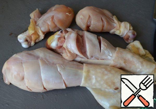 Wash and dry the chicken shanks. Gently pull off the skin.
On the meat, make 2-3 incisions on both sides.