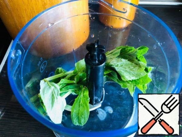 In the bowl of a blender, put the mint sprigs and squeeze out the lemon juice, chop.