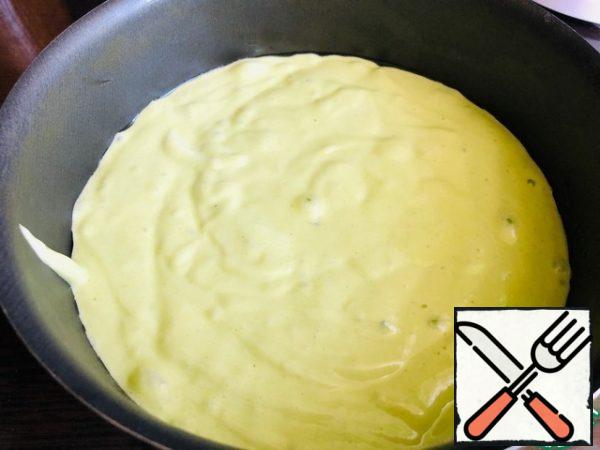 Add the juice to the sponge dough and mix. Also at this stage, we add green food dye.
The dough is transferred to a baking dish, greased with oil.
- Put in a preheated 180*C oven for 30-35 minutes (check readiness with a toothpick).
