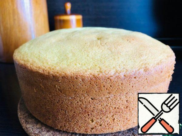 Ready-made sponge cake is cooled.
