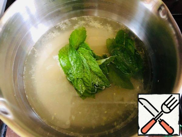 Preparing mint impregnation.
In a saucepan, mix sugar, water, lemon juice, lemon zest, mint. Put on the fire and cook for 5 minutes from the moment of boiling. on low heat. Filter through a sieve. Cool.