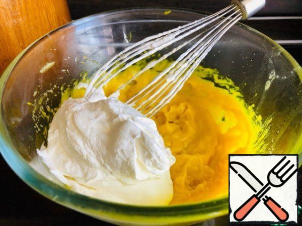Combine the cream with the cooled custard base, add the yellow dye and enter the diluted gelatin (gelatin I used quickly soluble) mix.