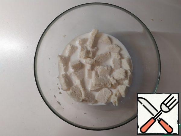 Cut off the crusts from the bread, cut into cubes and soak in milk.