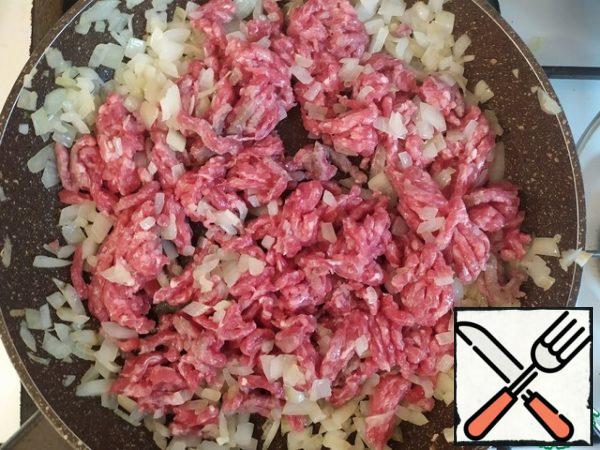 Add the minced meat to the onion, fry, and salt.
