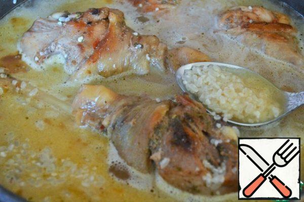 Transfer to a saucepan, pour in 50 ml of broth (boiling water),
simmer for 15 minutes, turn over. Add the washed rice,
pour in 1.5 cups of hot water.