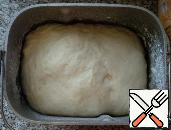 Leave the dough in a warm place, covered with a towel, and rest for 30-40 minutes. for lifting. I leave it in the bread maker. Then remove the dough again and leave it for 30 minutes in a warm place.