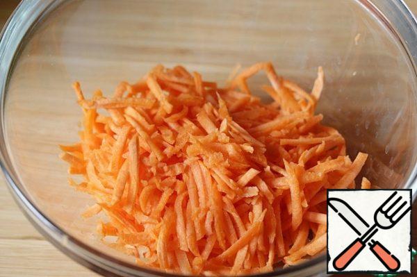 Peel the carrots and grate them on a coarse grater.