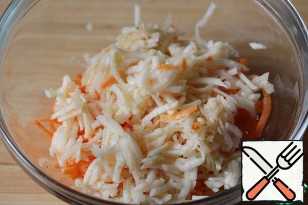 Peel and seed the Apple, grate it, sprinkle it with lemon juice, and add it to the carrots.