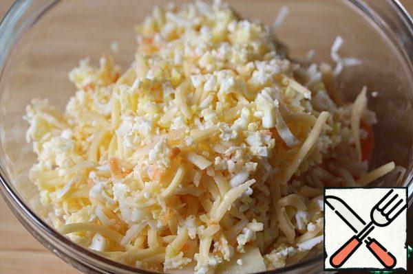 Cheese and eggs are also grated on a large grater and add them to the salad.